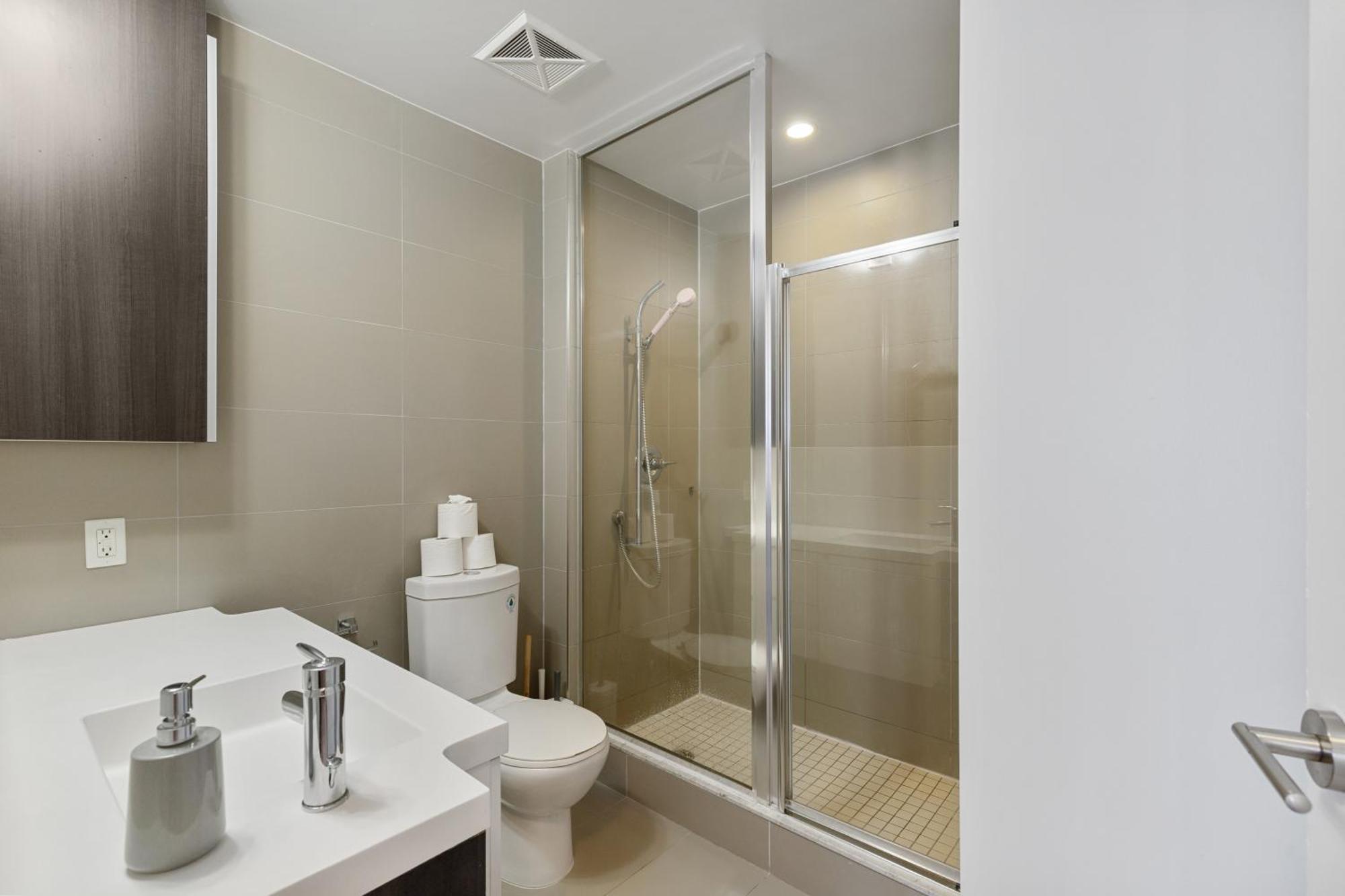 تورونتو 2Bedroom Cn Tower And Water Views - Free Parking - Rooftop Pool المظهر الخارجي الصورة